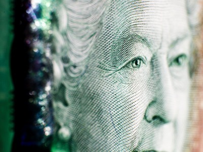 Le dollar canadien appelé à chuter face au billet vert