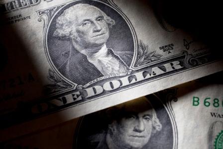 Quatre facteurs qui pèsent sur le dollar américain