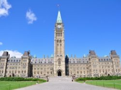 Ottawa équilibre ses comptes un an plus tôt que prévu