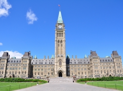 Ottawa équilibre ses comptes un an plus tôt que prévu