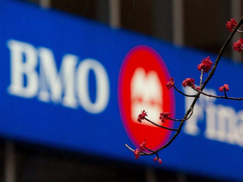 Une bannière de BMO Groupe financier sur un immeuble.