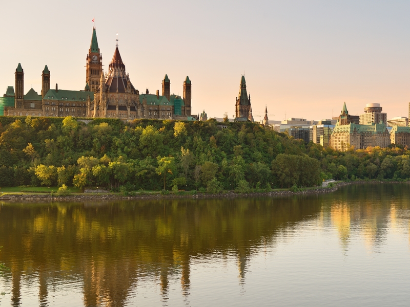 Une photo du parlement d'Ottawa au coucher de soleil.