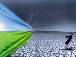 Femme d'affaire dans un paysage désertique qui tire sur une poignée qui amène un paysage ensoleillé.