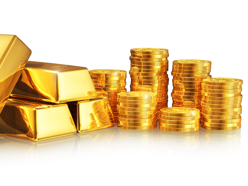 Un tas de lingots d'or à côté de plusieurs tas de pièces en or.