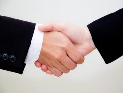Deux hommes d'affaire se serrant la main