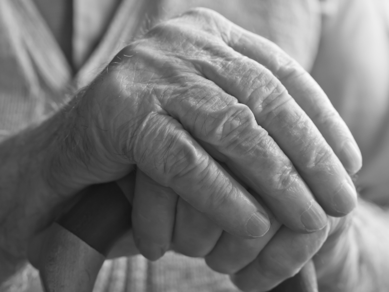 Deux mains de femmes âgée, posées l'une sur l'autre.