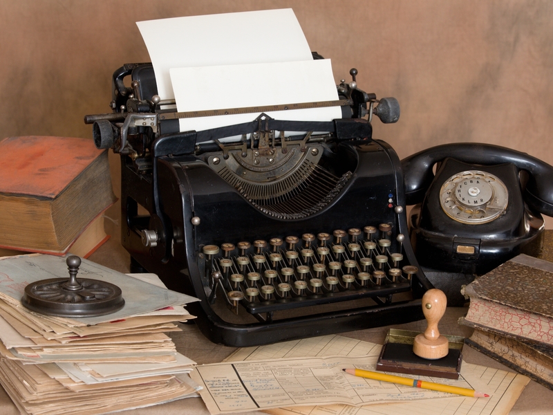 machine à écrire, vieux téléphone, vieux papiers et vieux tampons