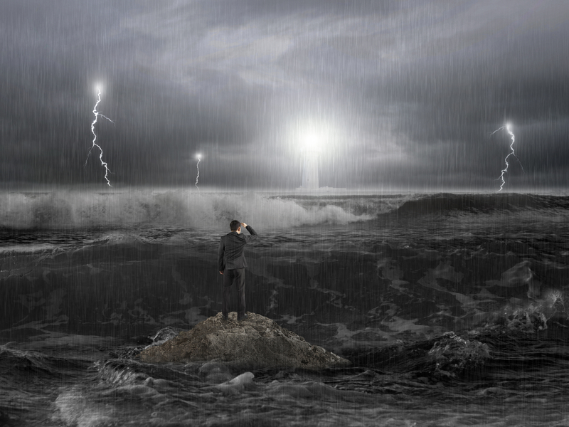 Tempête en mer face à un homme d'affaire