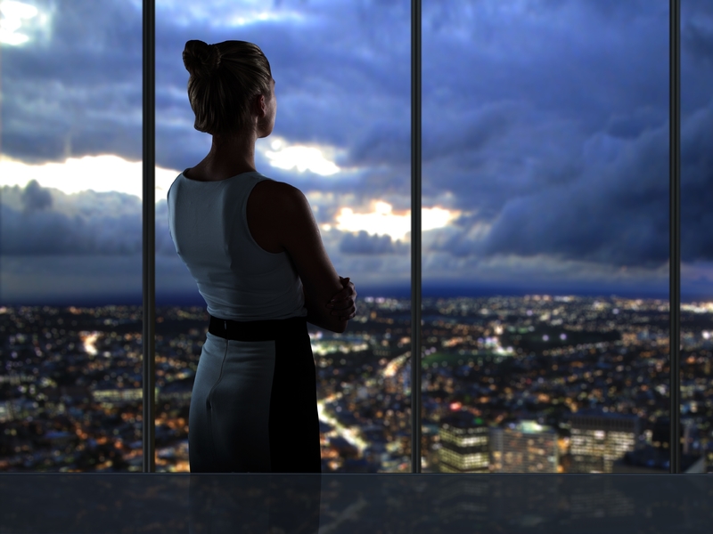 femme d'affaire qui regarde la ville depuis son bureau