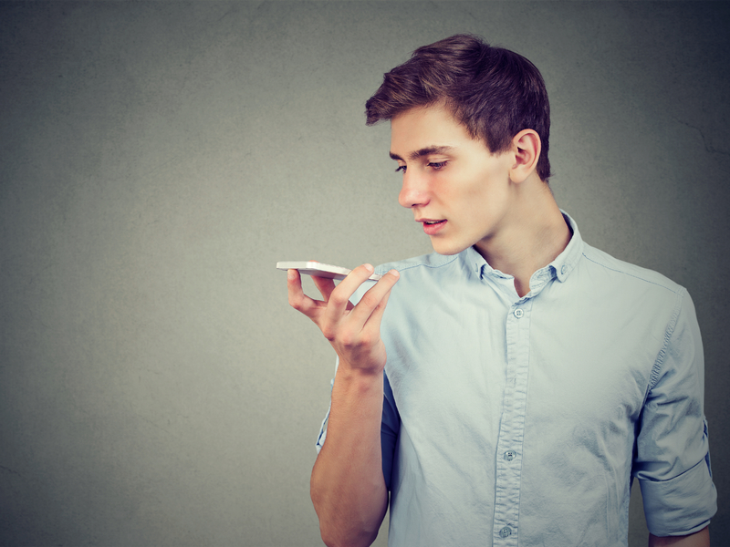 jeune homme parlant à son téléphone portable.