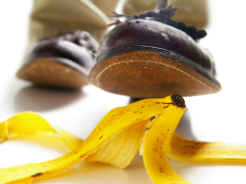 Une paire de chaussure qui va marcher sur une banane et glisser