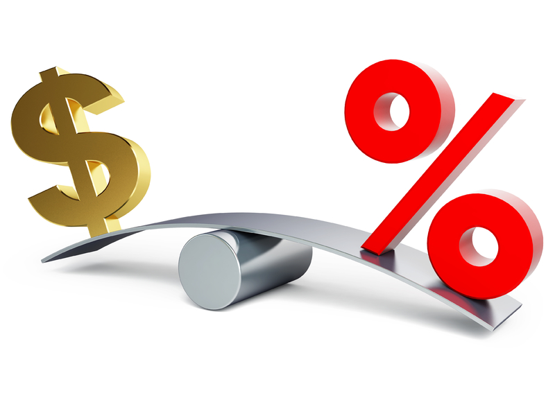 Un taux d'intérêt sur une balance, de l'autre côté il y a un signe de dollar.