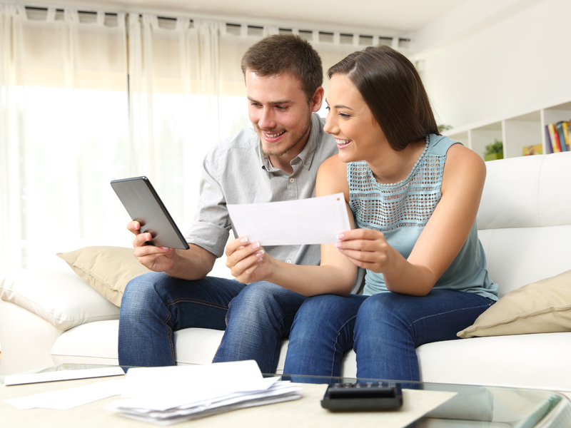 Un couple entrant un chèque dans leur application bancaire.