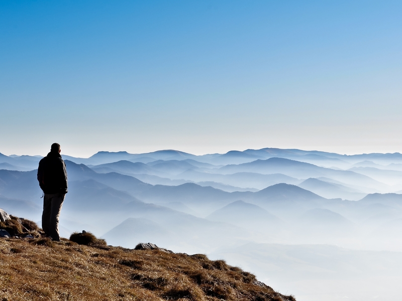 Un homme fixant un paysage à l'horizon