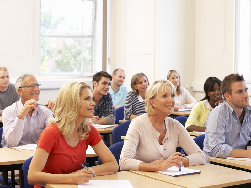 Des adultes dans une salle de classe.