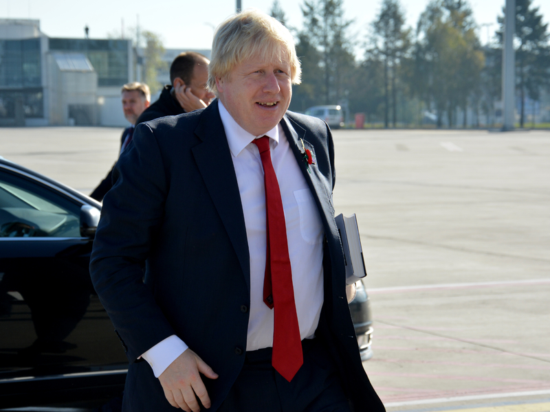 Une photo de Boris Johnson devant une voiture.