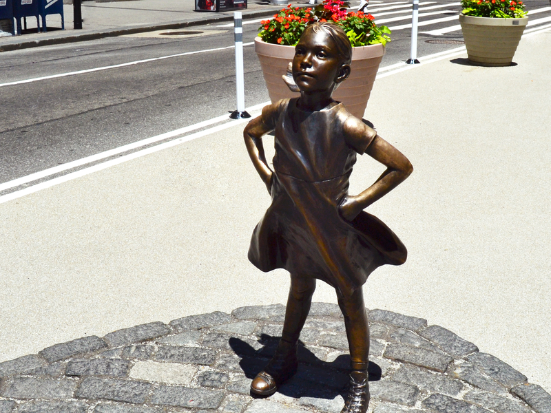 Une photo de la statue de bronze fearless girl.