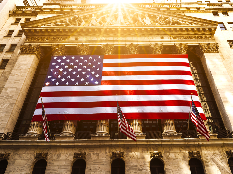 Une photo du bâtiment à New York, New York Stock Exchange avec le drapeau patriote.