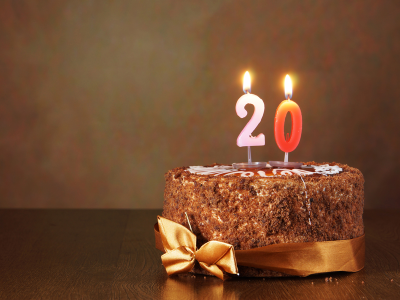 Un gâteau d'anniversaire avec un 20 posé dessus.