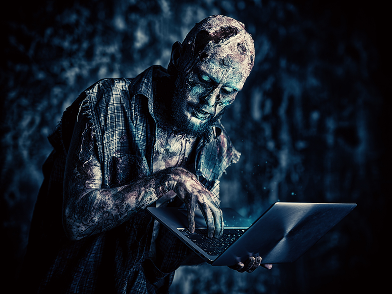 Un zombie en train de piano sur un ordinateur portable.