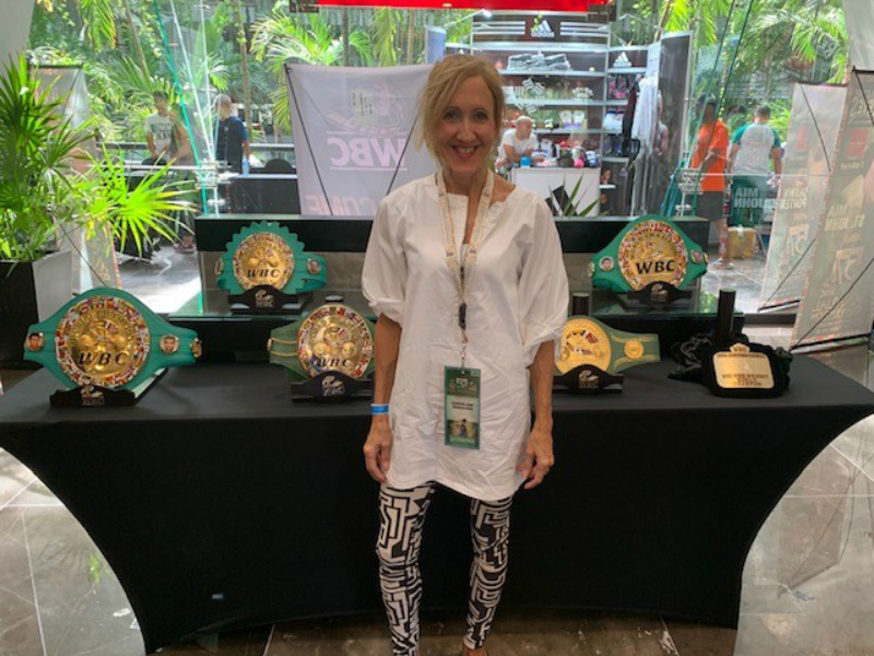 Caroline Rheaume posant devant un stand à la convention de la WBC à Cancun.