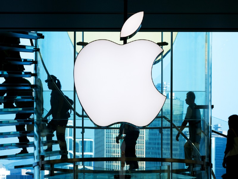 Le logo d'Apple sur un bâtiment en verre.