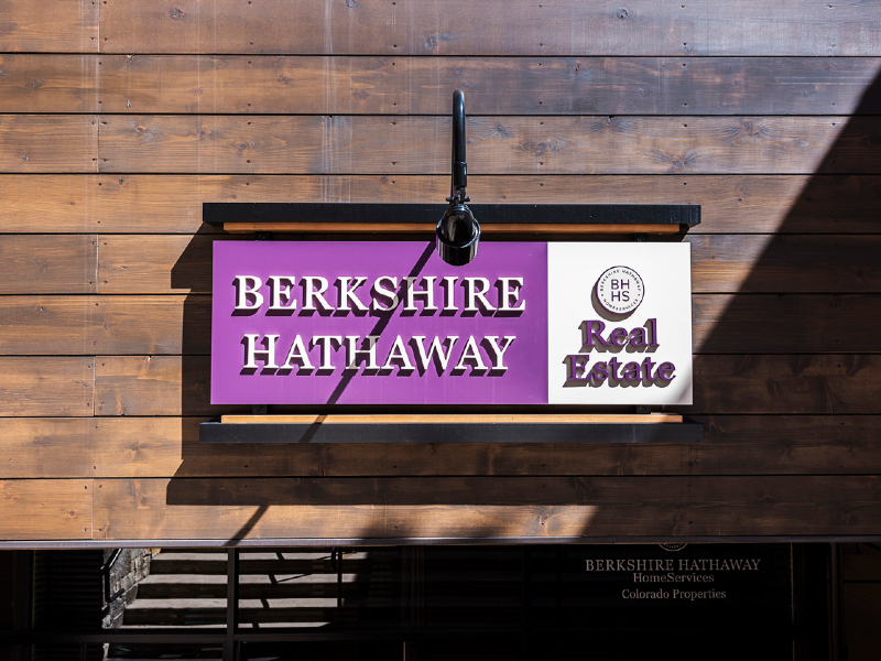 Une enseigne de Berkshire Hathaway sur un bâtiment.