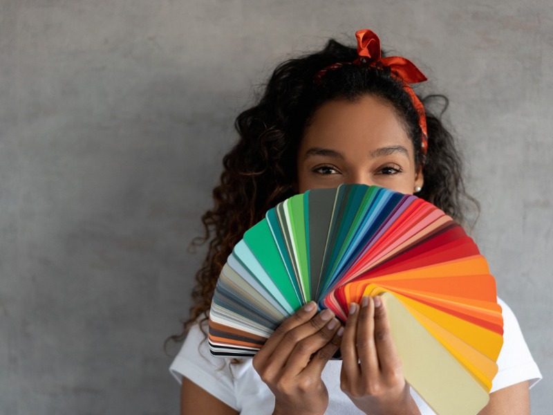 Une jeune femme tenant une palette de couleurs.