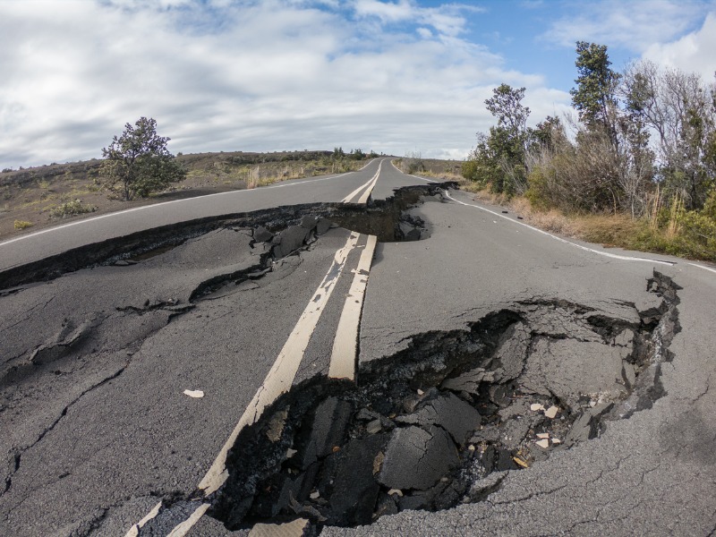 Une route abîmée par des tremblements de terre.