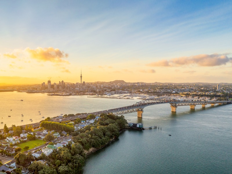 Une photo du port de Auckland Harbour Bridge.