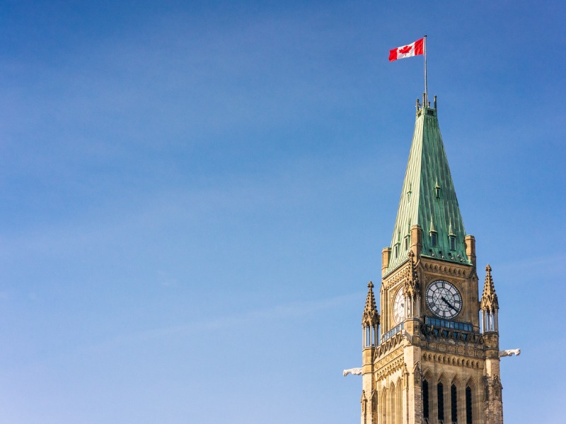 La tour du parlement à Ottawa sur un fonds de ciel bleu.