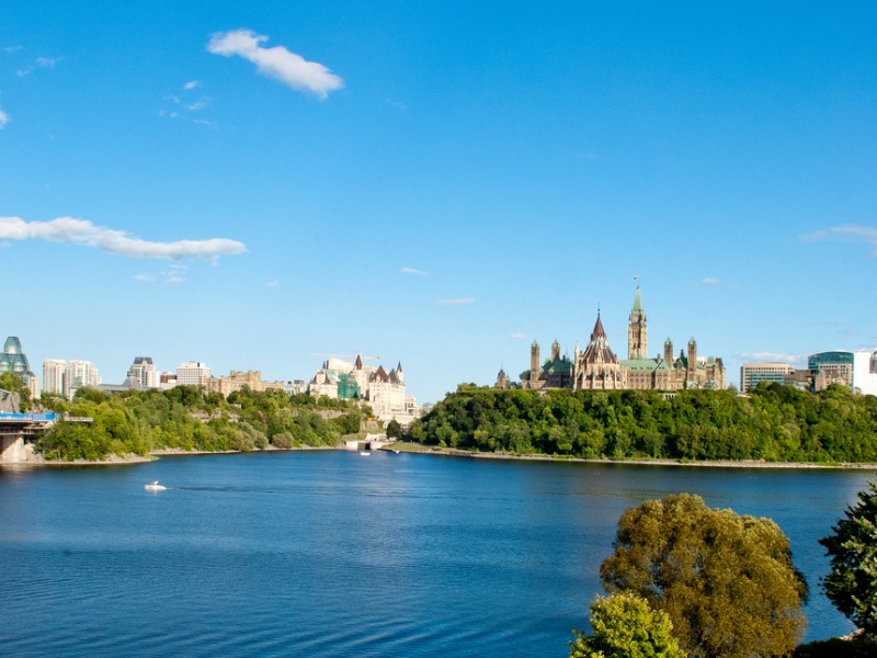 Une photo de la colline d'Ottawa et la ville par jour ensoleillé.