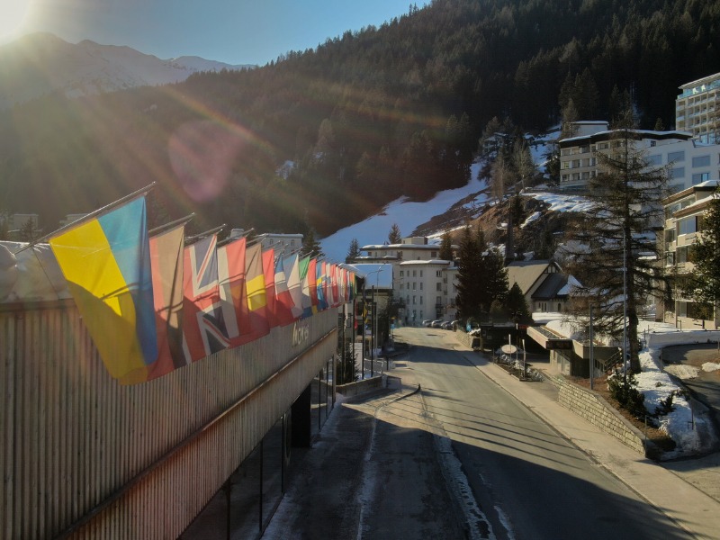 Drapeaux devant le centre de Davos. Le drapeau de l’Ukraine est le premier en ligne.