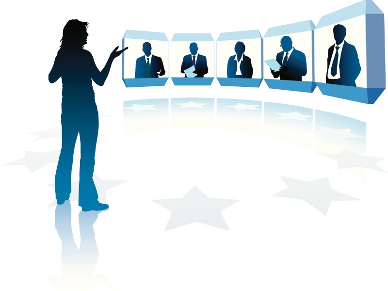 Groupe d'hommes et de femmes d'affaires prospères en vidéoconférence.