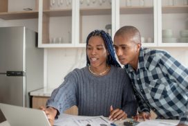 Couple organisant ses finances. La femme est transgenre et l'autre membre est non binaire.