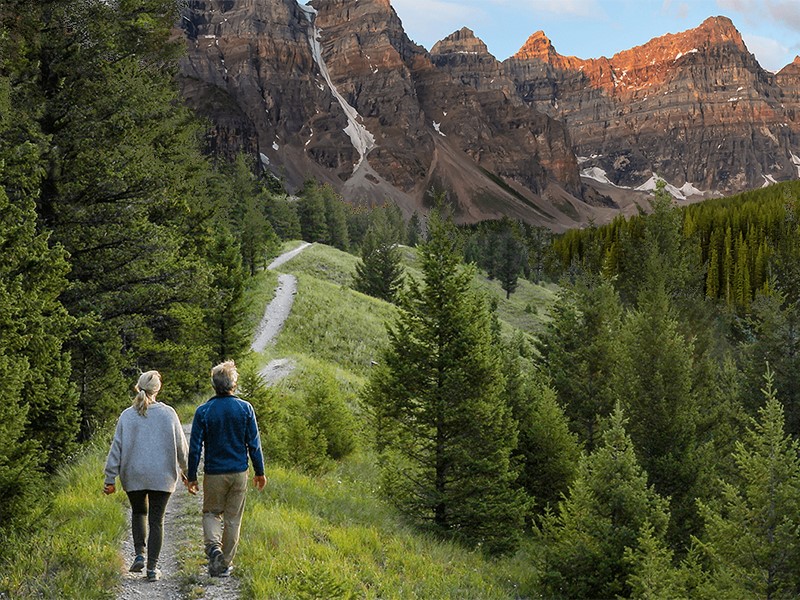 Couple de personnes âgées marchant dans les montagnes