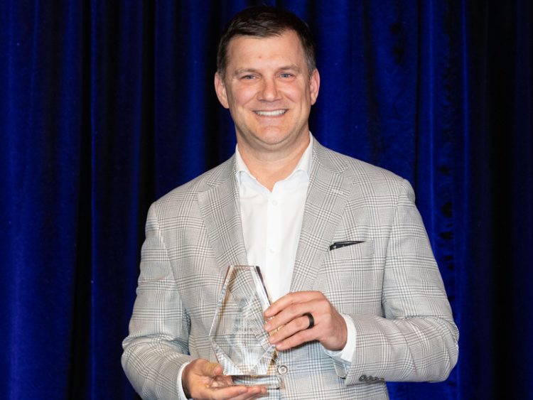 Photo de Stéphan Bourbonnais avec son prix du Top des leaders de l'industrie financière 2023-2024