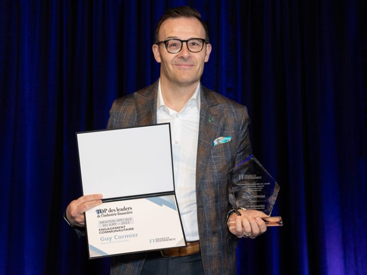 Photo de ­Guy ­Cormier avec son prix du Top des leaders de l'industrie financière 2023-2024