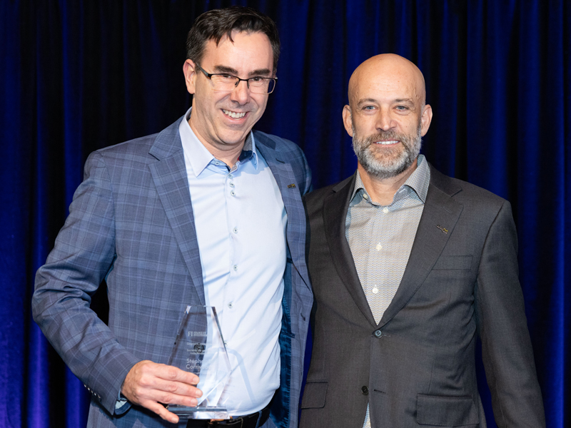 Photo de Stéphane Corriveau et Sébastien Rhéaume avec son prix du Top des leaders de l'industrie financière 2023-2024