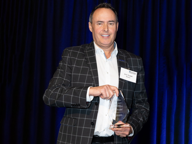 Photo de Éric Trudel avec son prix du Top des leaders de l'industrie financière 2023-2024