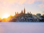 La Colline du Parlement d’Ottawa au lever du soleil.