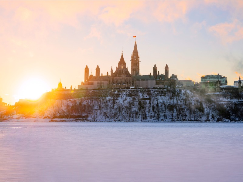 La Colline du Parlement d’Ottawa au lever du soleil.
