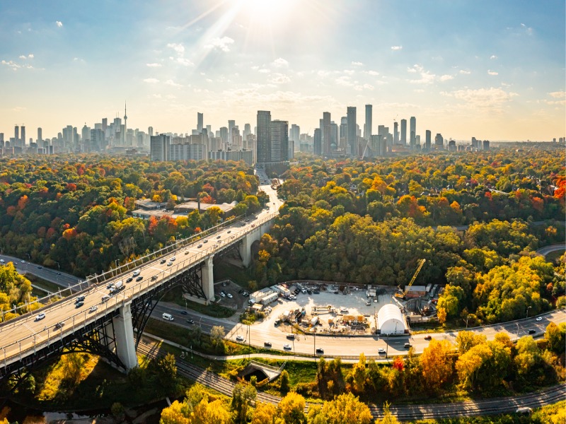 Aerial Bayview Ave. et Rosedale à Autumn, Toronto, Canada.
