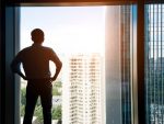 Homme d’affaires par le biais de la fenêtre à la recherche de la ville