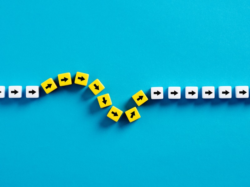 Flexibilité et concept d’adaptation. Flèches sur les cubes suivant un chemin flexible.