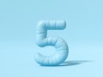 Ballon numéro 5 sur fond bleu.