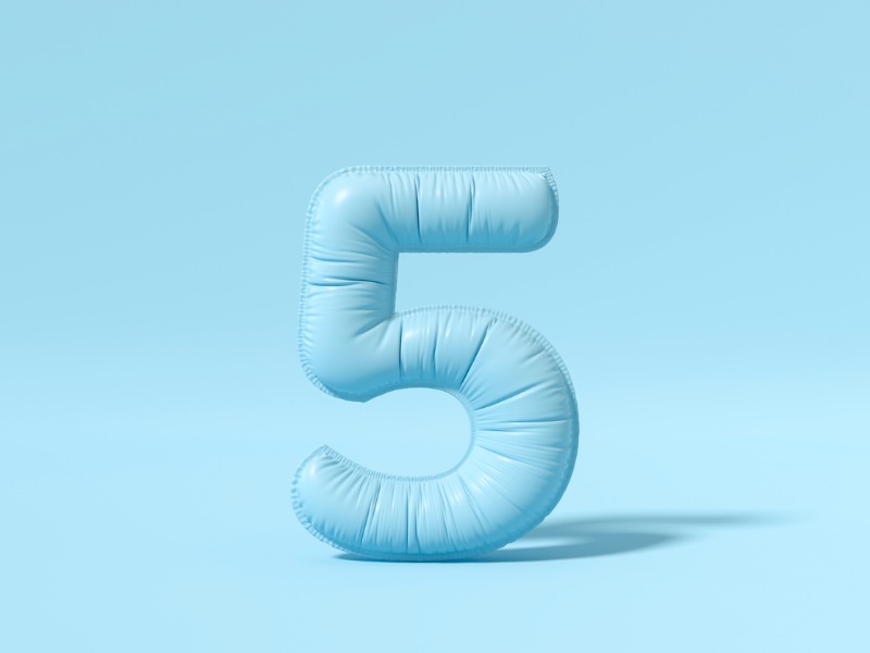 Ballon numéro 5 sur fond bleu.