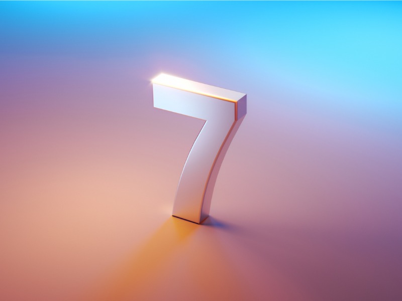 Numéro sept assis sur fond rose et bleu.