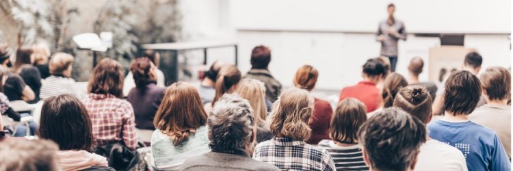 Vue arrière des personnes assises dans l’auditorium