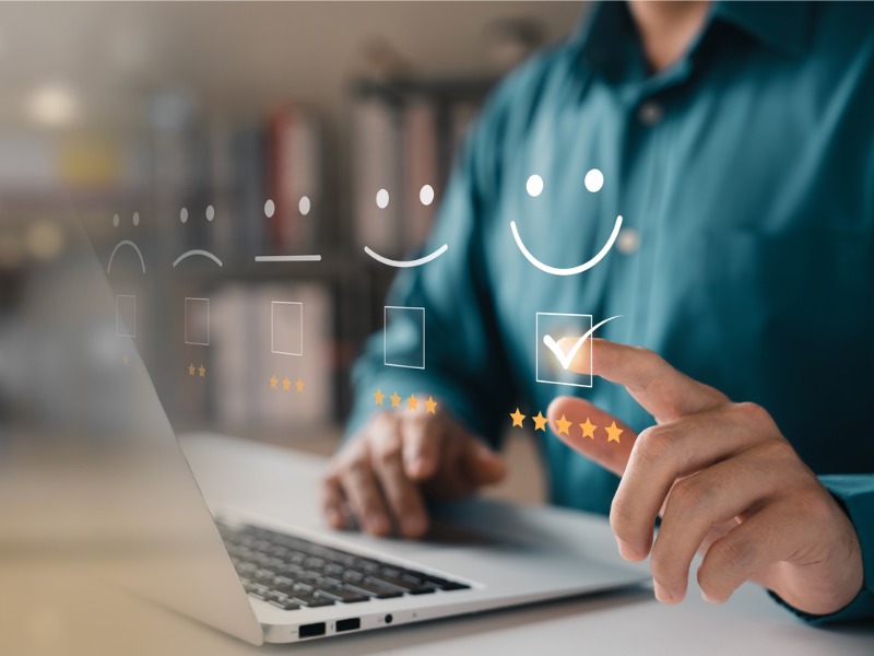 Concept d’enquête de satisfaction client, les utilisateurs évaluent les expériences de service Sur l’application en ligne, les clients peuvent évaluer la qualité du service menant à l’évaluation de la réputation de l’entreprise.